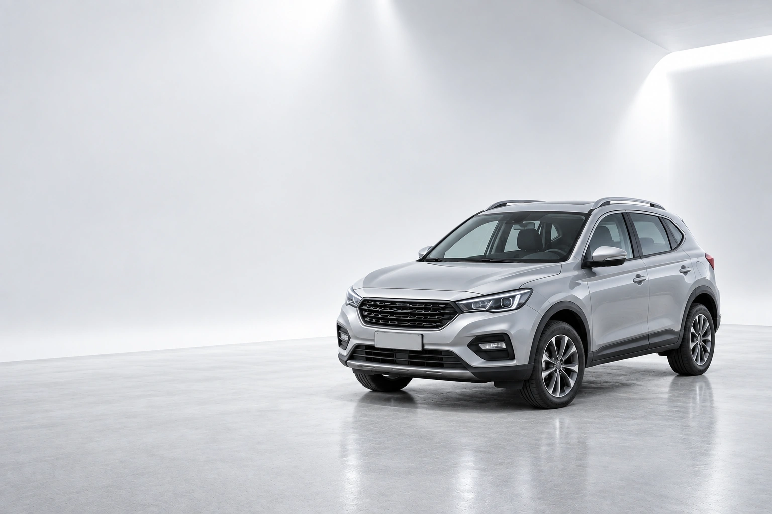 SUV plateado en un estudio luminoso.
